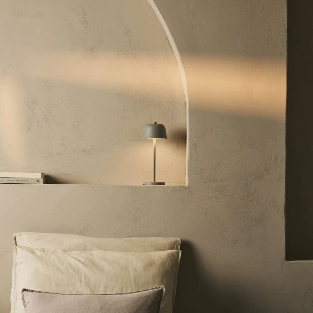 Anton Oplaadbare Tafellamp – Schaduw grijs – Metaal & Aluminium – Draadloos – Dimbaar