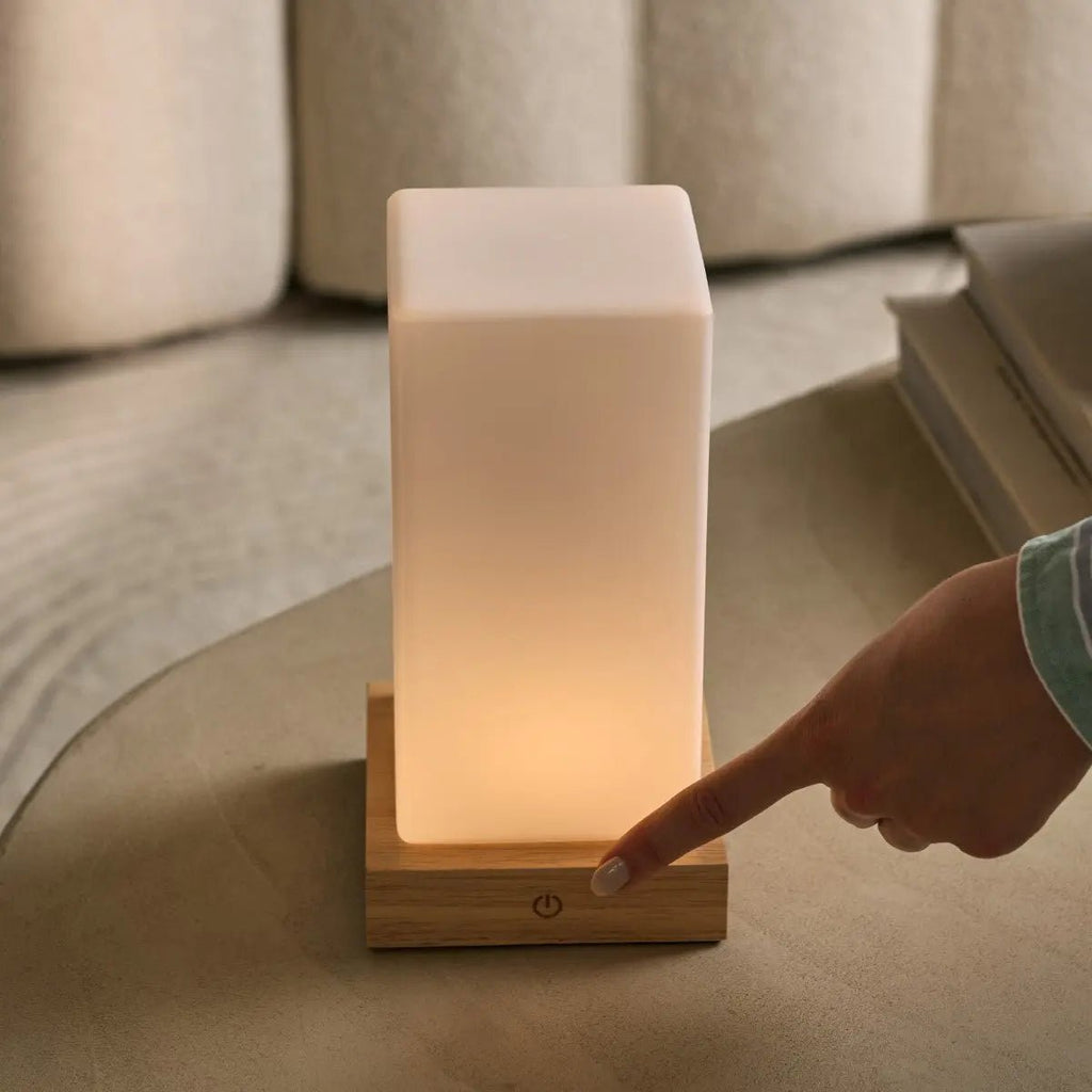 Zayn Oplaadbare Tafellamp – Houten Designlamp met Matglazen Kap
