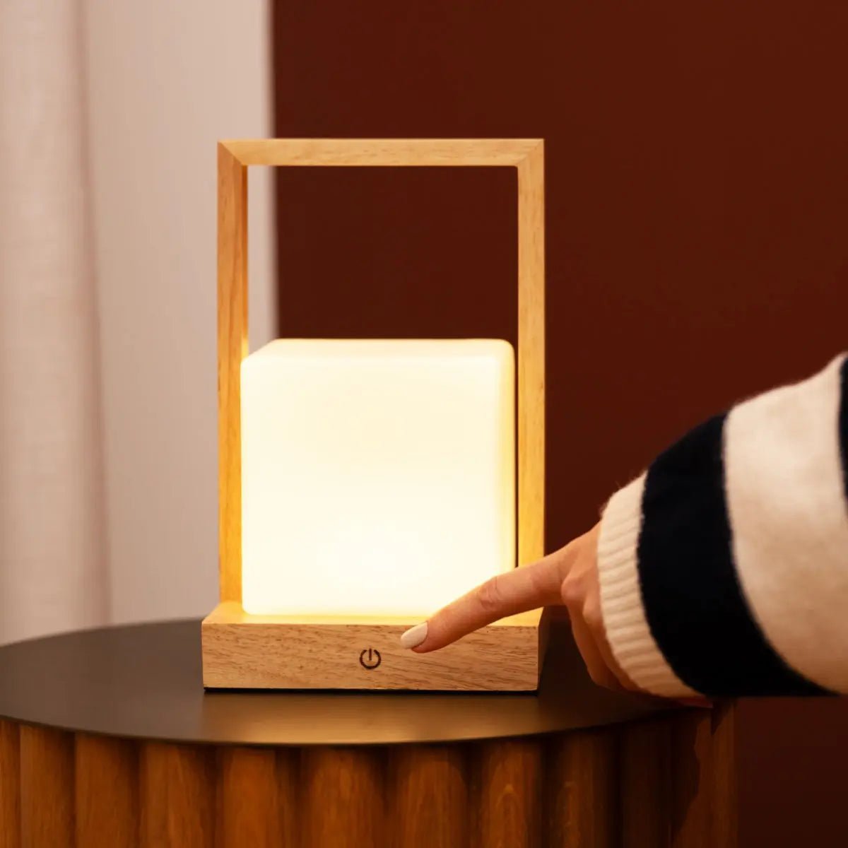 Noah Draadloze Tafellamp – Oplaadbaar – Dimbaar – Rubberwood & Matglas