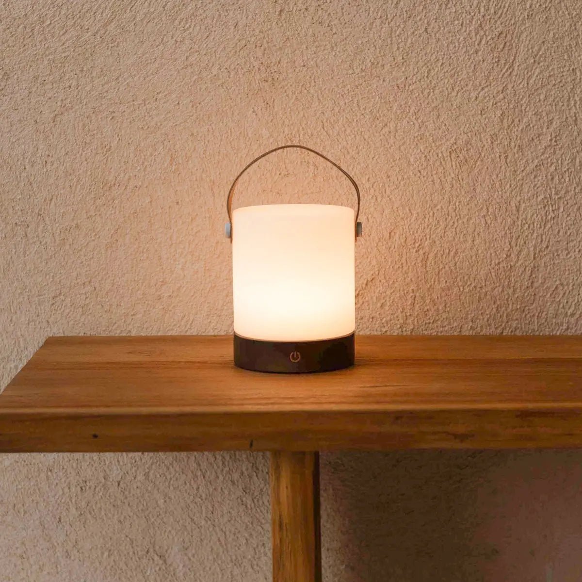 Avery Oplaadbare Tafellamp – Houten Designlamp met Lederen Band