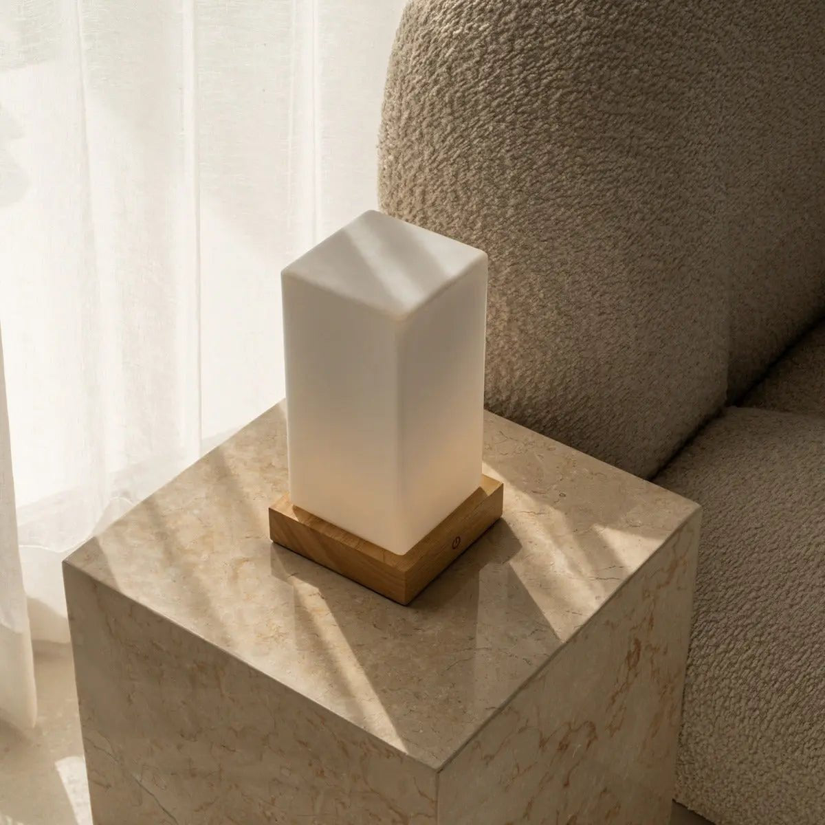 Zayn Oplaadbare Tafellamp – Houten Designlamp met Matglazen Kap