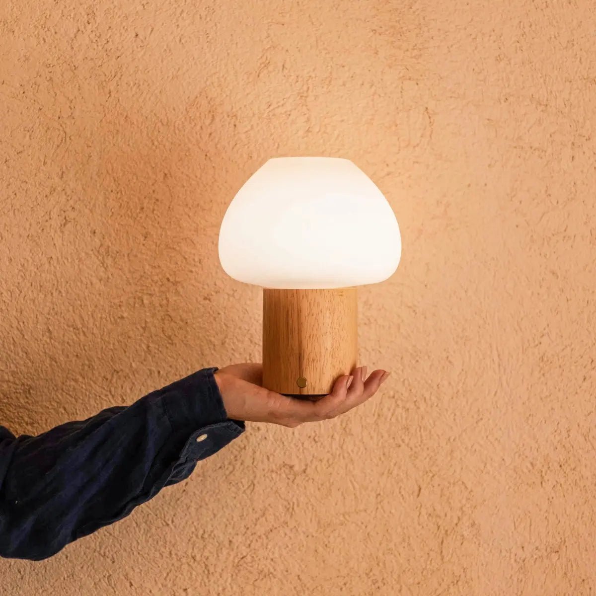 Fynn Lichtbruin Oplaadbare Tafellamp – Rubberhout & Matglas – Draadloos – Dimbaar – IP44