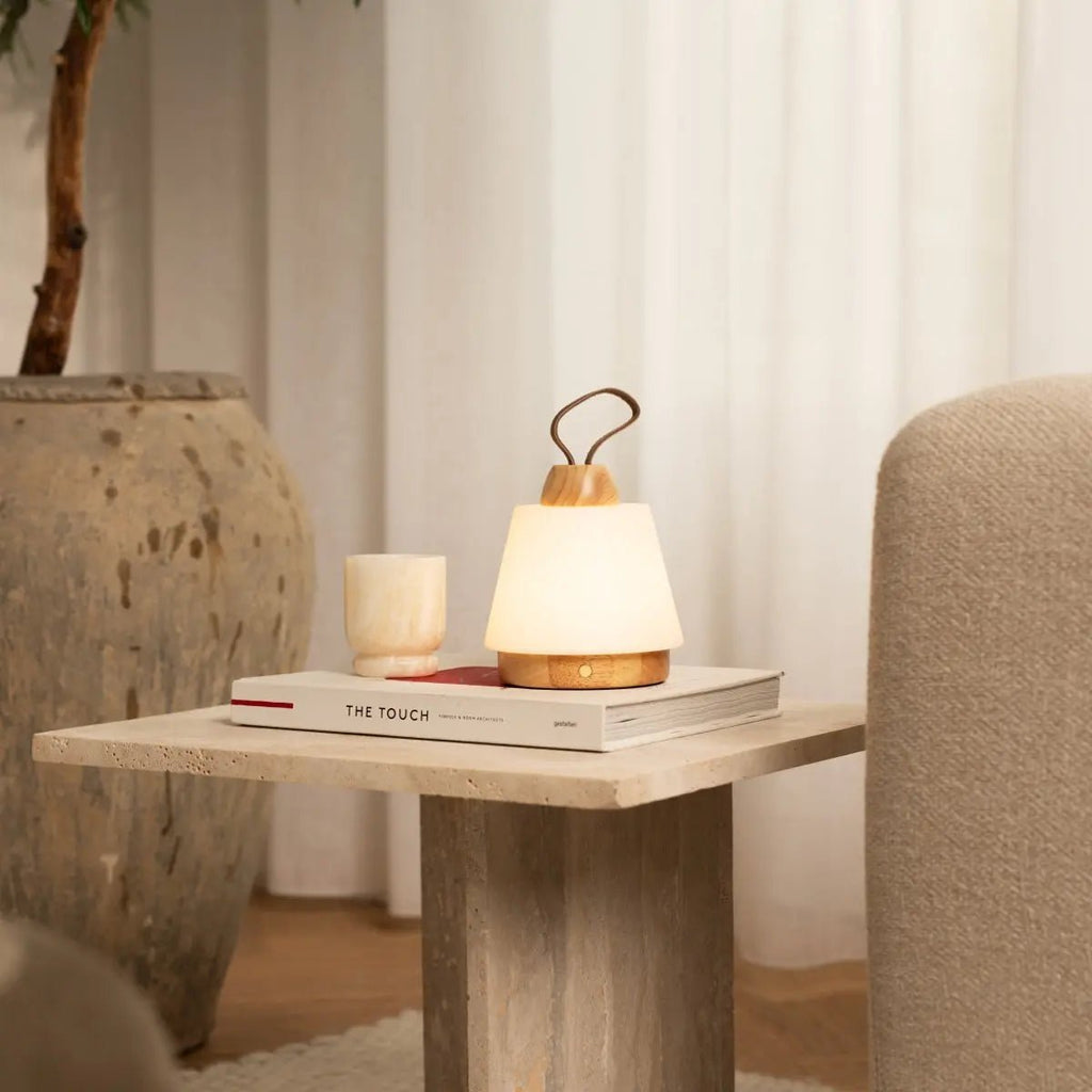 Liv Oplaadbare Tafellamp – Rubberhout, Leer & Polyethyleen – Lichtbruin – Draadloos – Dimbaar – IP44