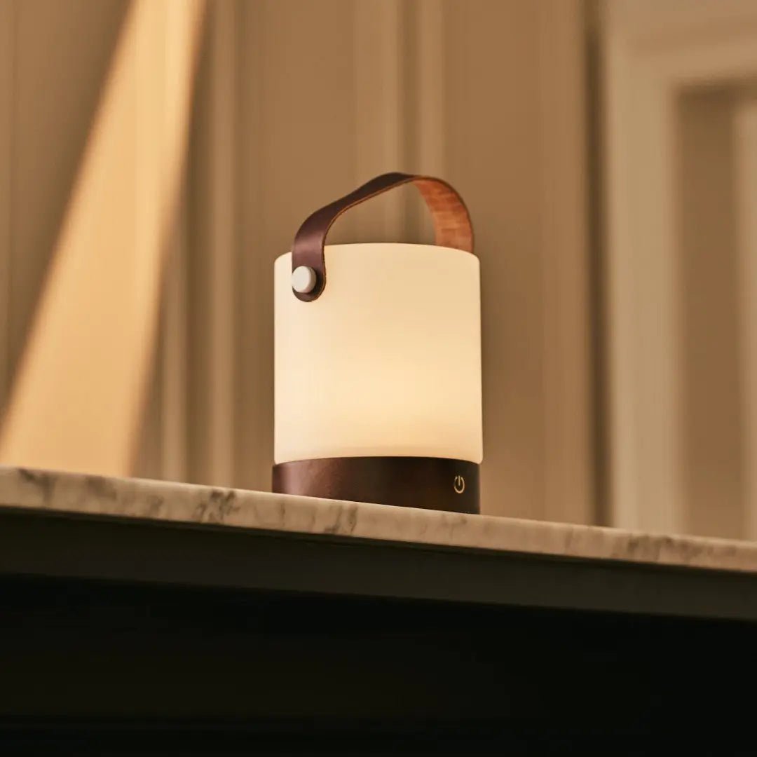 Avery Oplaadbare Tafellamp – Houten Designlamp met Lederen Band