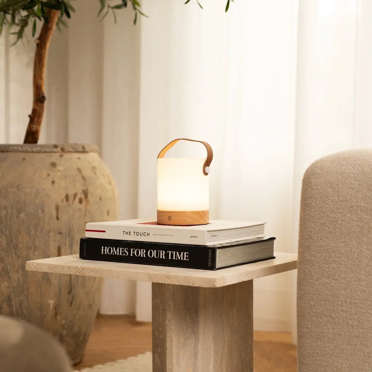 Avery Oplaadbare Tafellamp – Houten Designlamp met Lederen Band