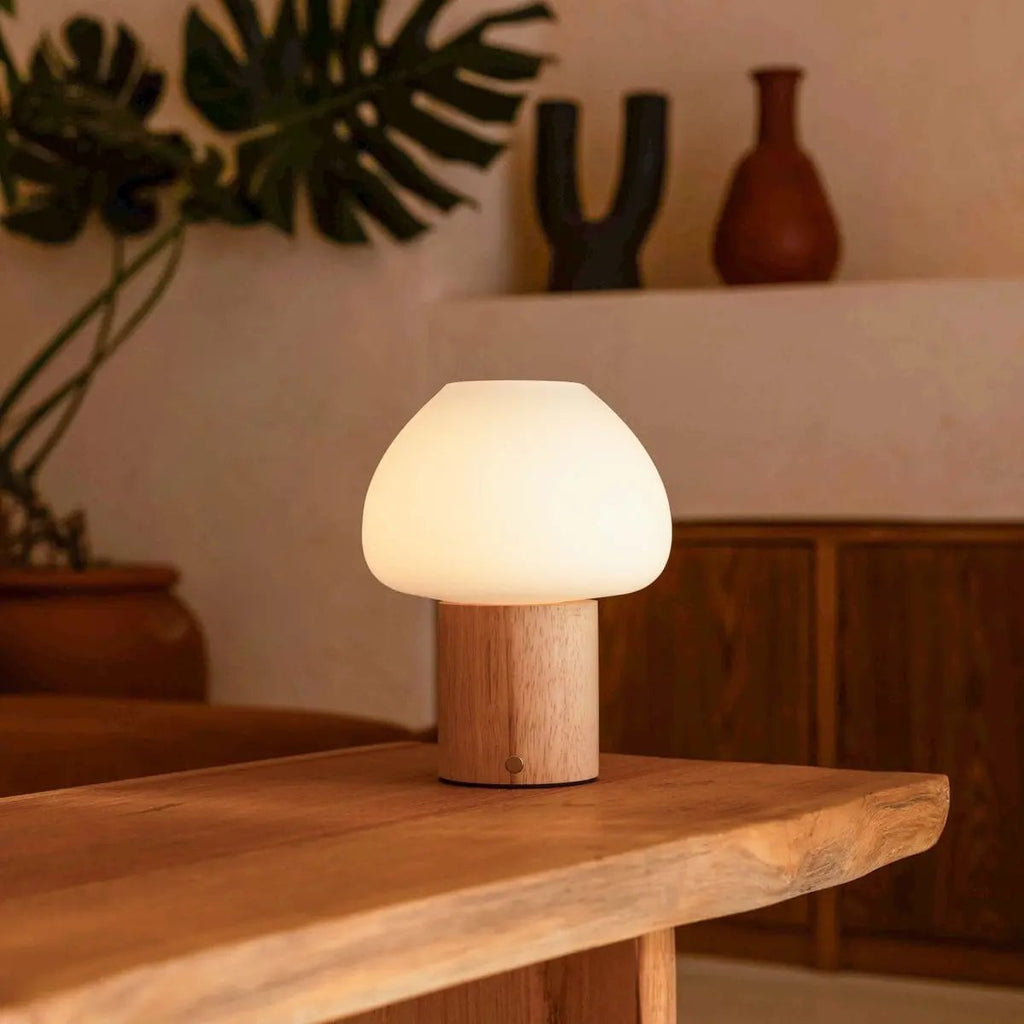 Fynn Lichtbruin Oplaadbare Tafellamp – Rubberhout & Matglas – Draadloos – Dimbaar – IP44