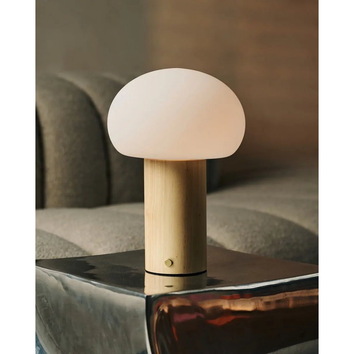 Sam Oplaadbare Tafellamp – Houten Designlamp met Matglazen Kap