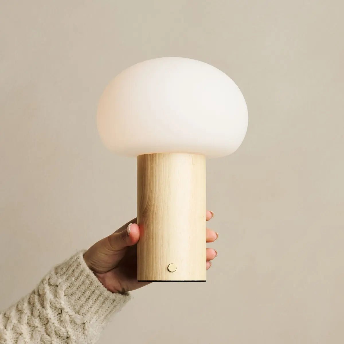 Sam Oplaadbare Tafellamp – Houten Designlamp met Matglazen Kap