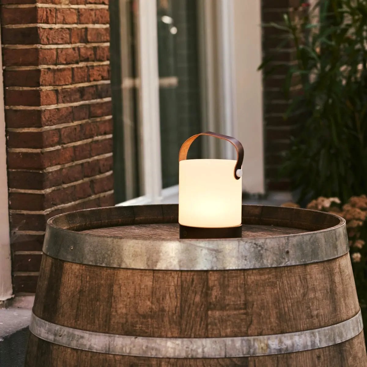 Avery Oplaadbare Tafellamp – Houten Designlamp met Lederen Band