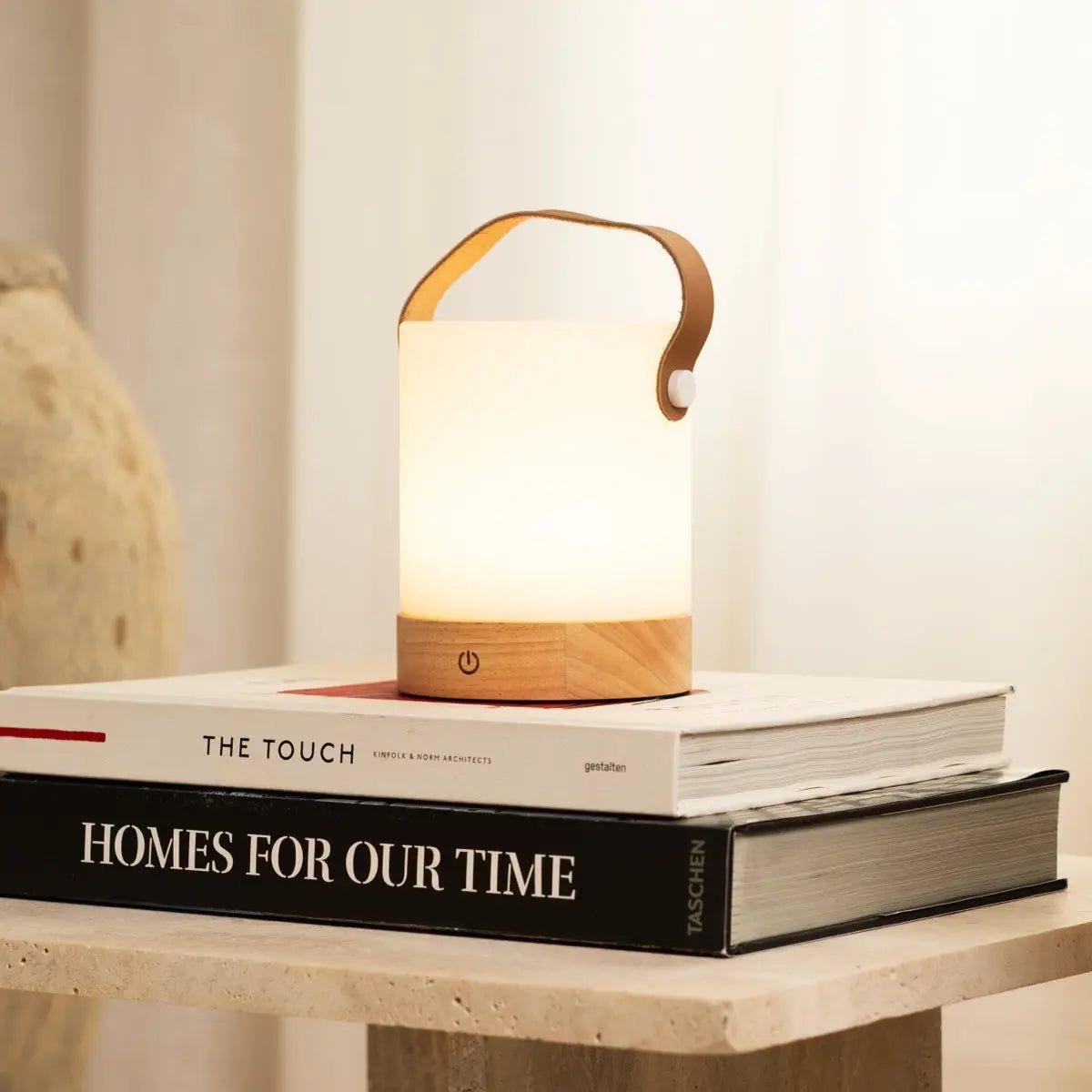 Avery Oplaadbare Tafellamp – Houten Designlamp met Lederen Band