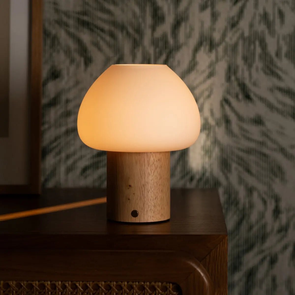 Fynn Lichtbruin Oplaadbare Tafellamp – Rubberhout & Matglas – Draadloos – Dimbaar – IP44