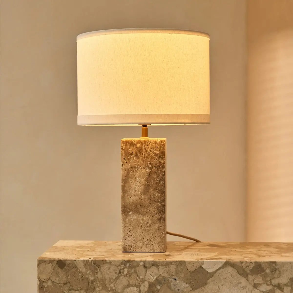 Rosie Tafellamp – Travertijn & Katoen – Beige/Wit – Moderne Design Lamp