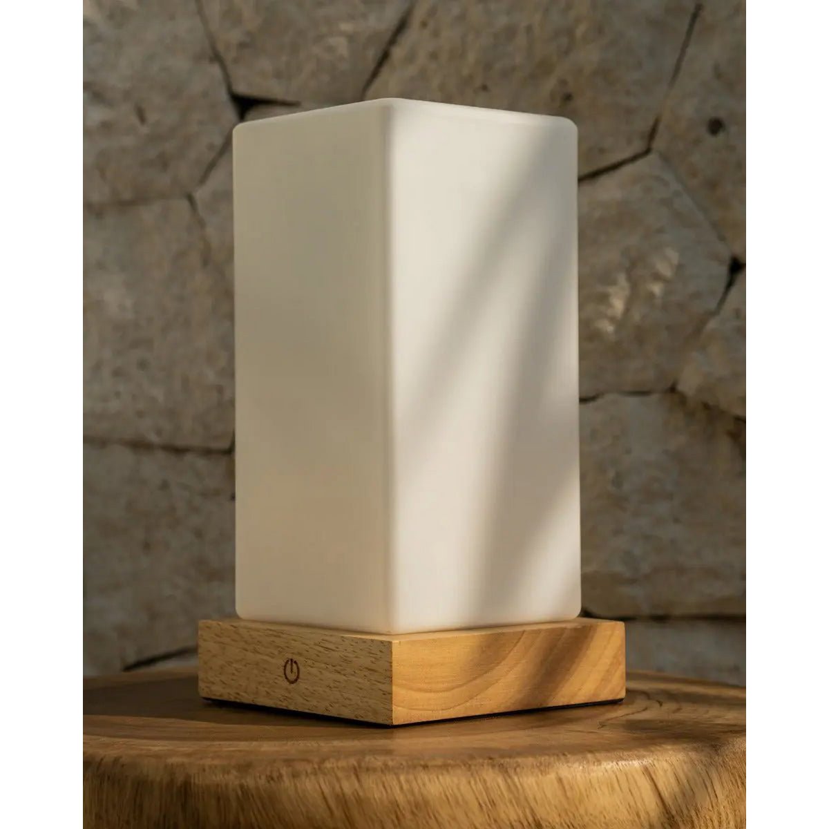 Zayn Oplaadbare Tafellamp – Houten Designlamp met Matglazen Kap