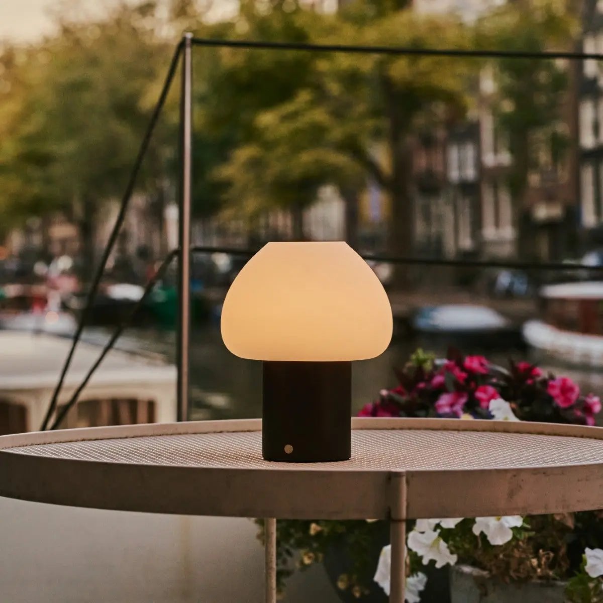 Fynn Donkerbruine Draadloze Tafellamp – Oplaadbaar – Rubberhout & Matglas
