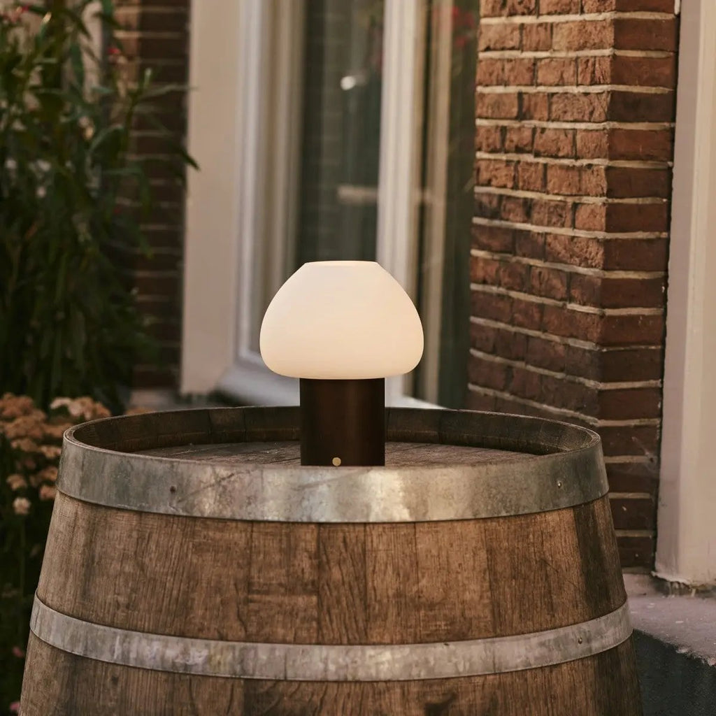 Fynn Donkerbruine Draadloze Tafellamp – Oplaadbaar – Rubberhout & Matglas