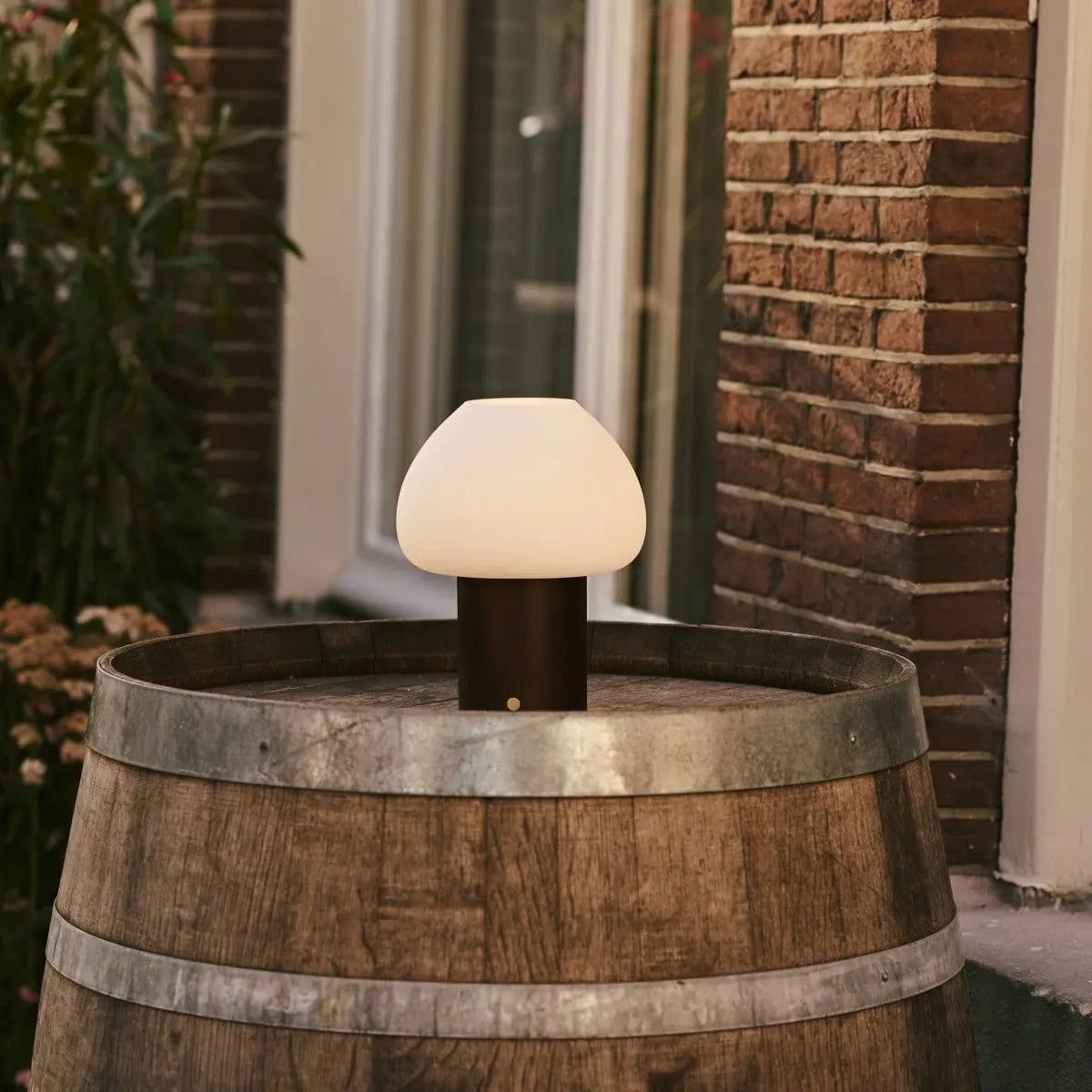 Fynn Donkerbruine Draadloze Tafellamp – Oplaadbaar – Rubberhout & Matglas