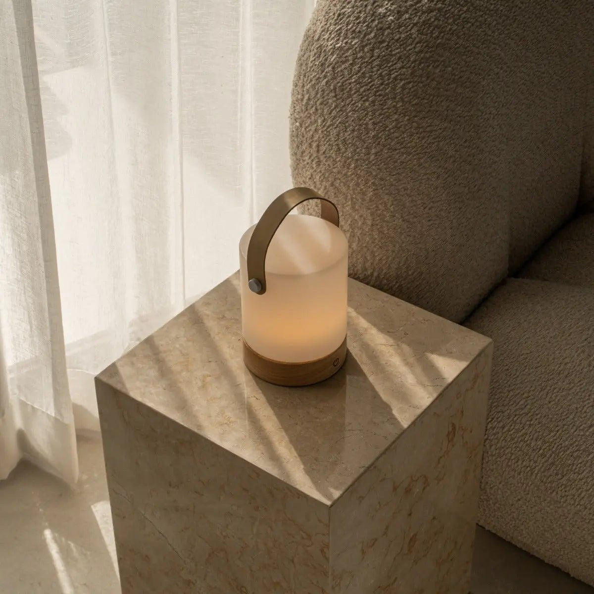 Avery Oplaadbare Tafellamp – Houten Designlamp met Lederen Band