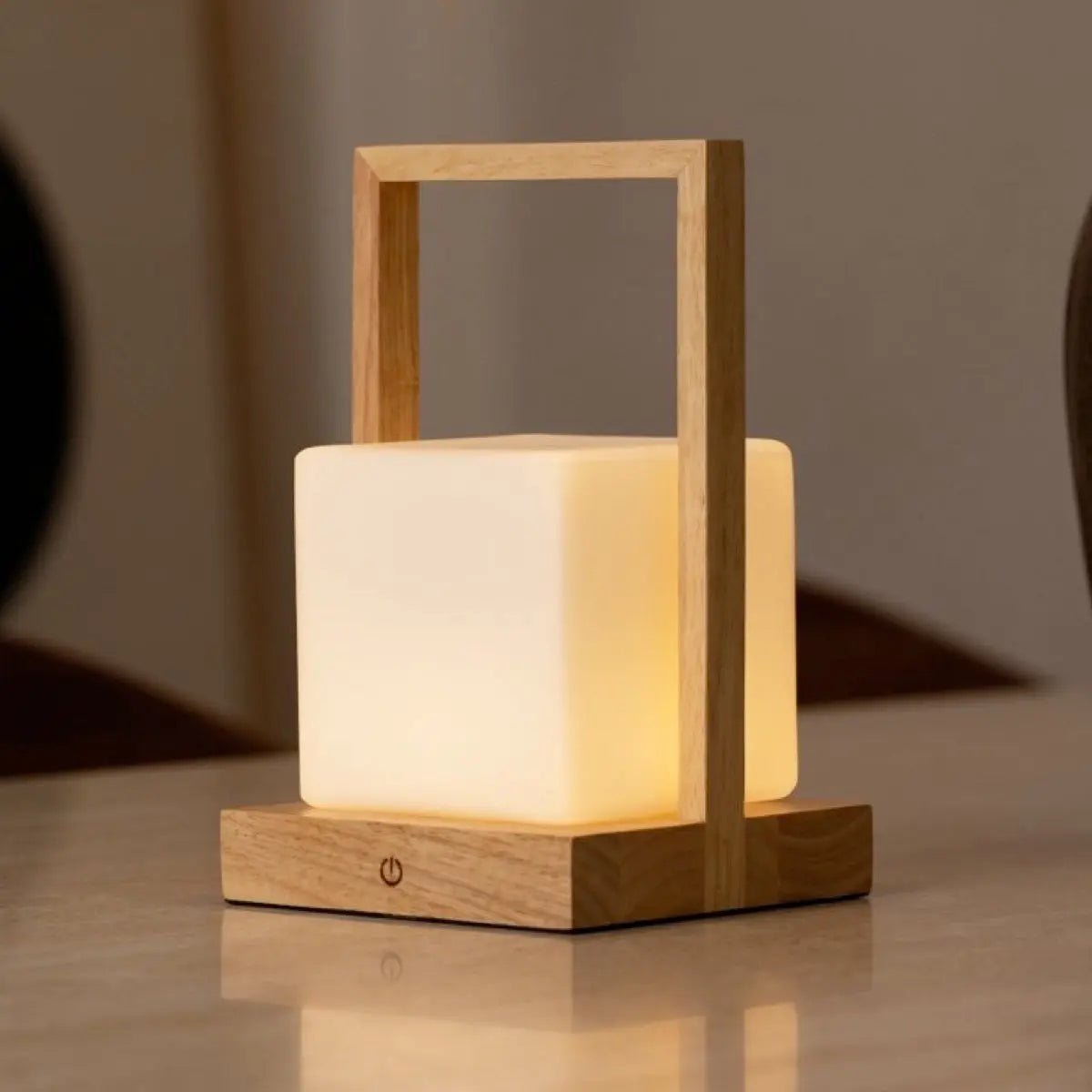 Noah Draadloze Tafellamp – Oplaadbaar – Dimbaar – Rubberwood & Matglas