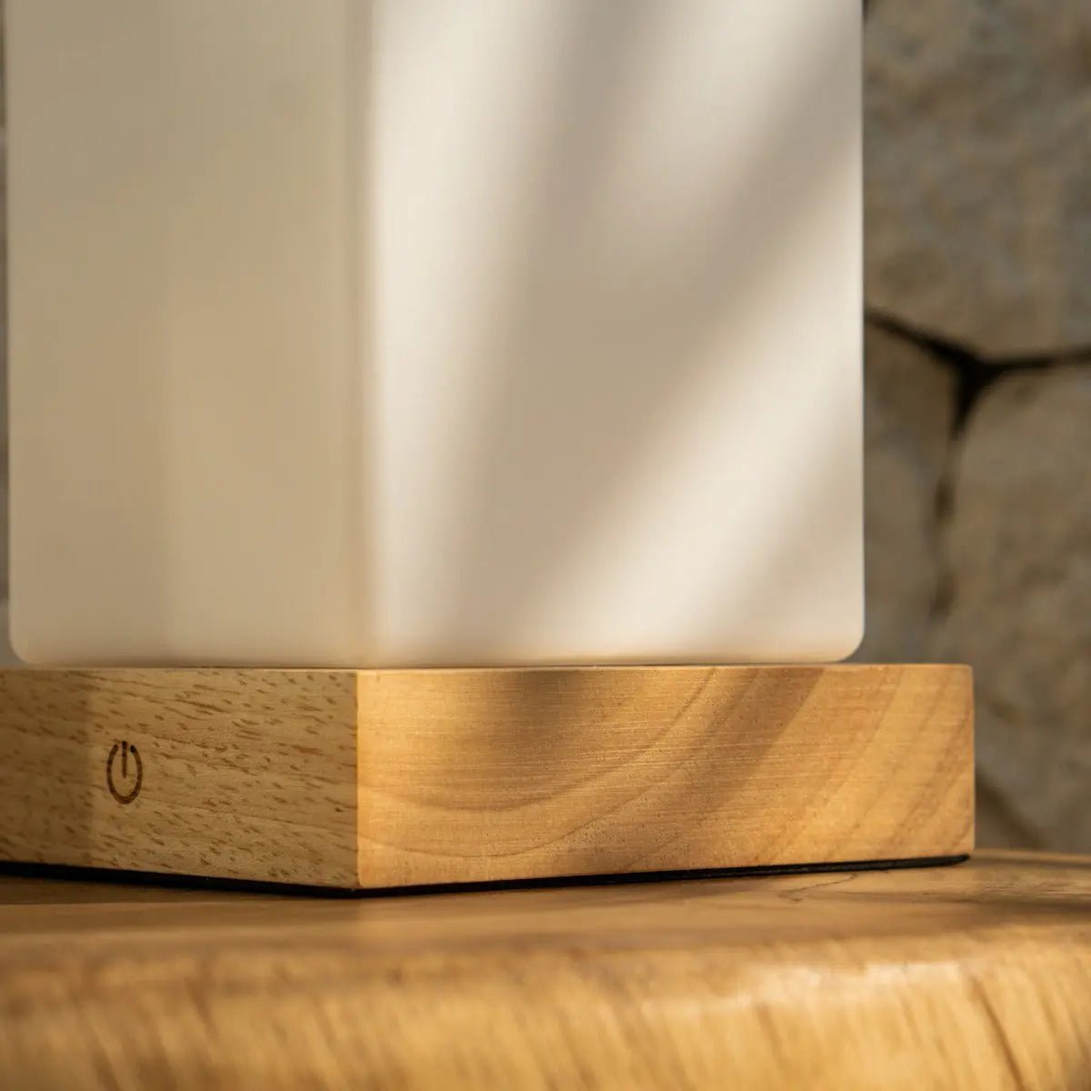 Zayn Oplaadbare Tafellamp – Houten Designlamp met Matglazen Kap