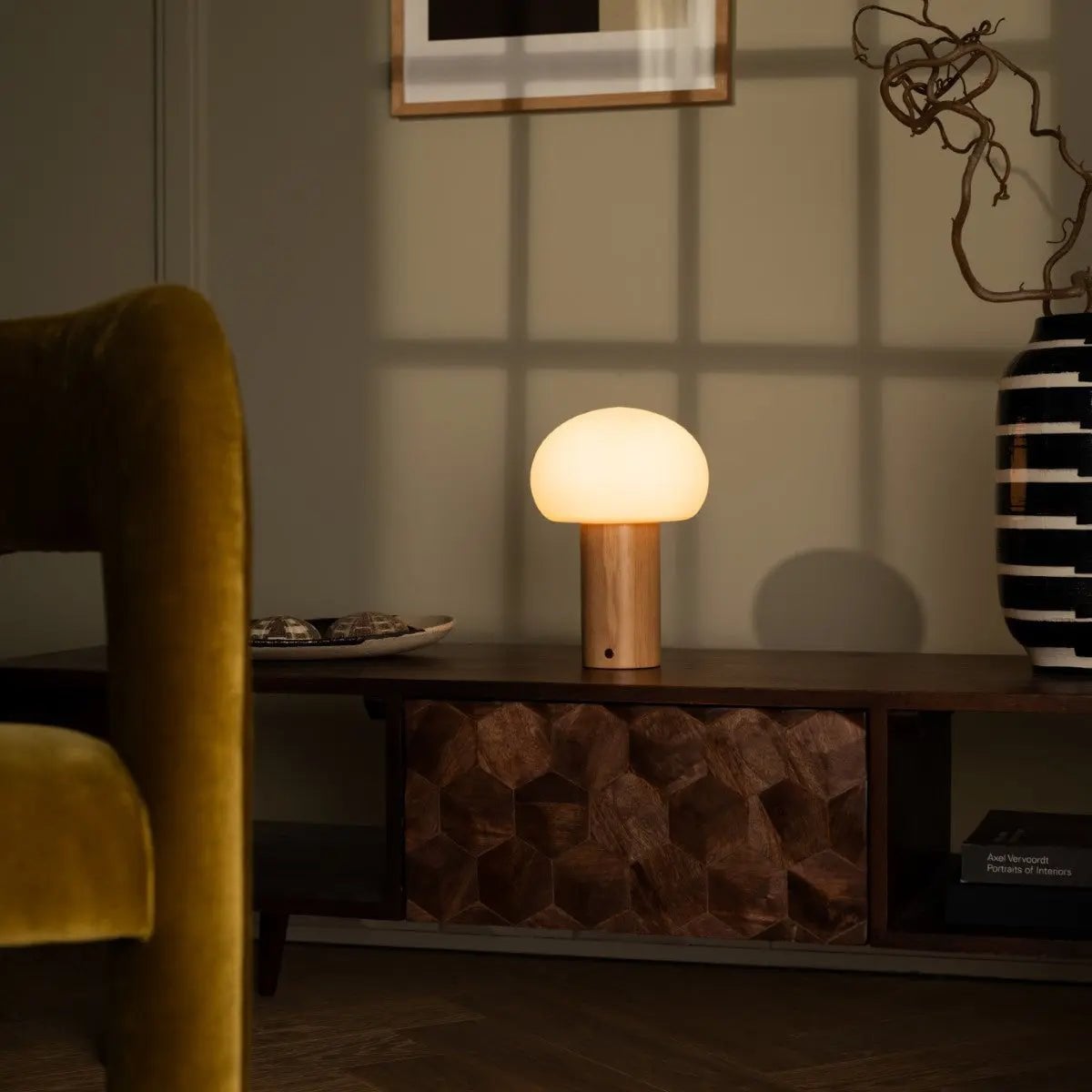 Sam Oplaadbare Tafellamp – Houten Designlamp met Matglazen Kap
