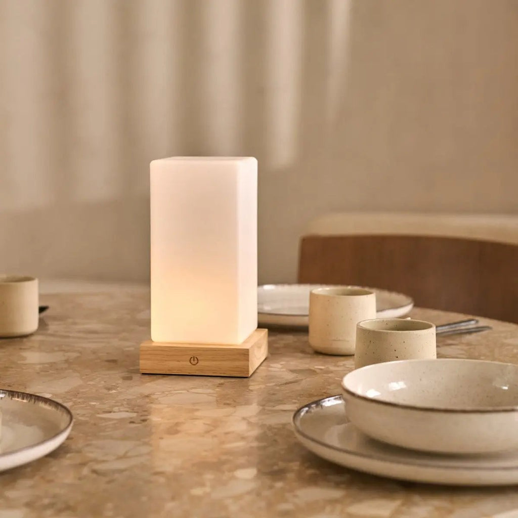 Zayn Oplaadbare Tafellamp – Houten Designlamp met Matglazen Kap