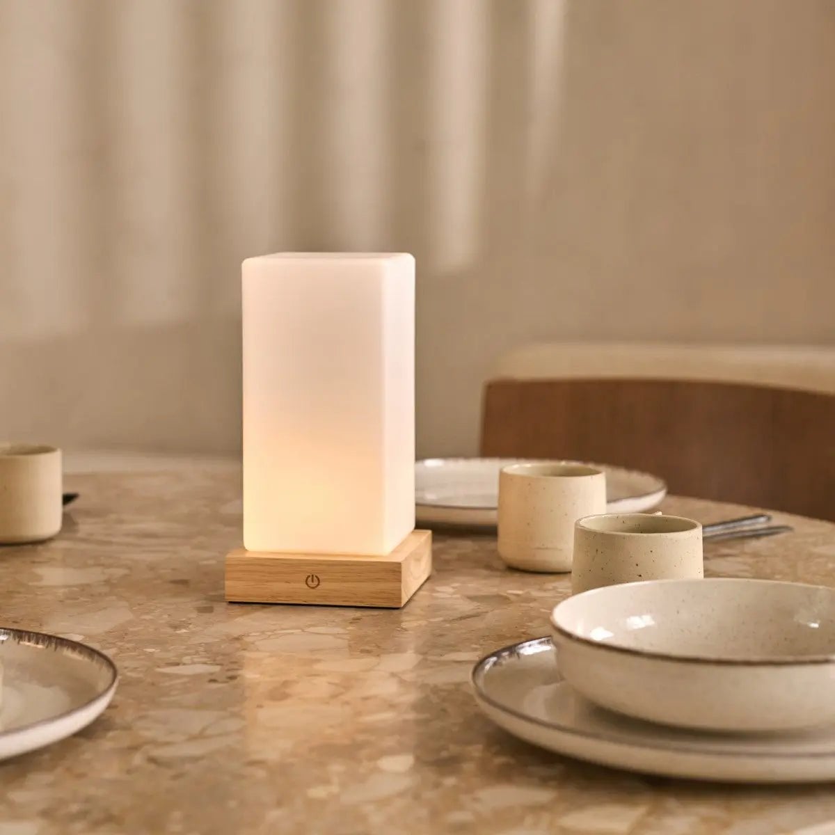 Zayn Oplaadbare Tafellamp – Houten Designlamp met Matglazen Kap