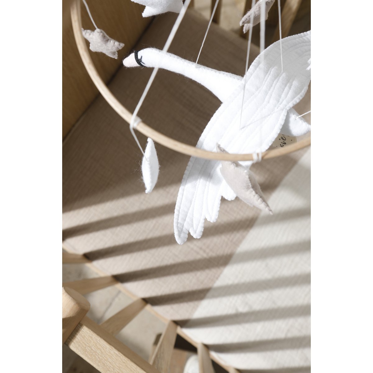 Zwaan Baby Mobiel – Vilt & Hout