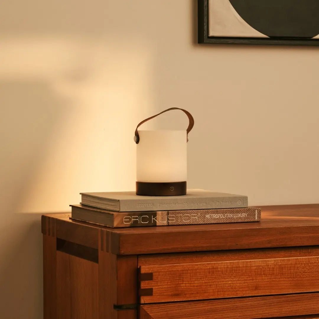 Avery Oplaadbare Tafellamp – Houten Designlamp met Lederen Band