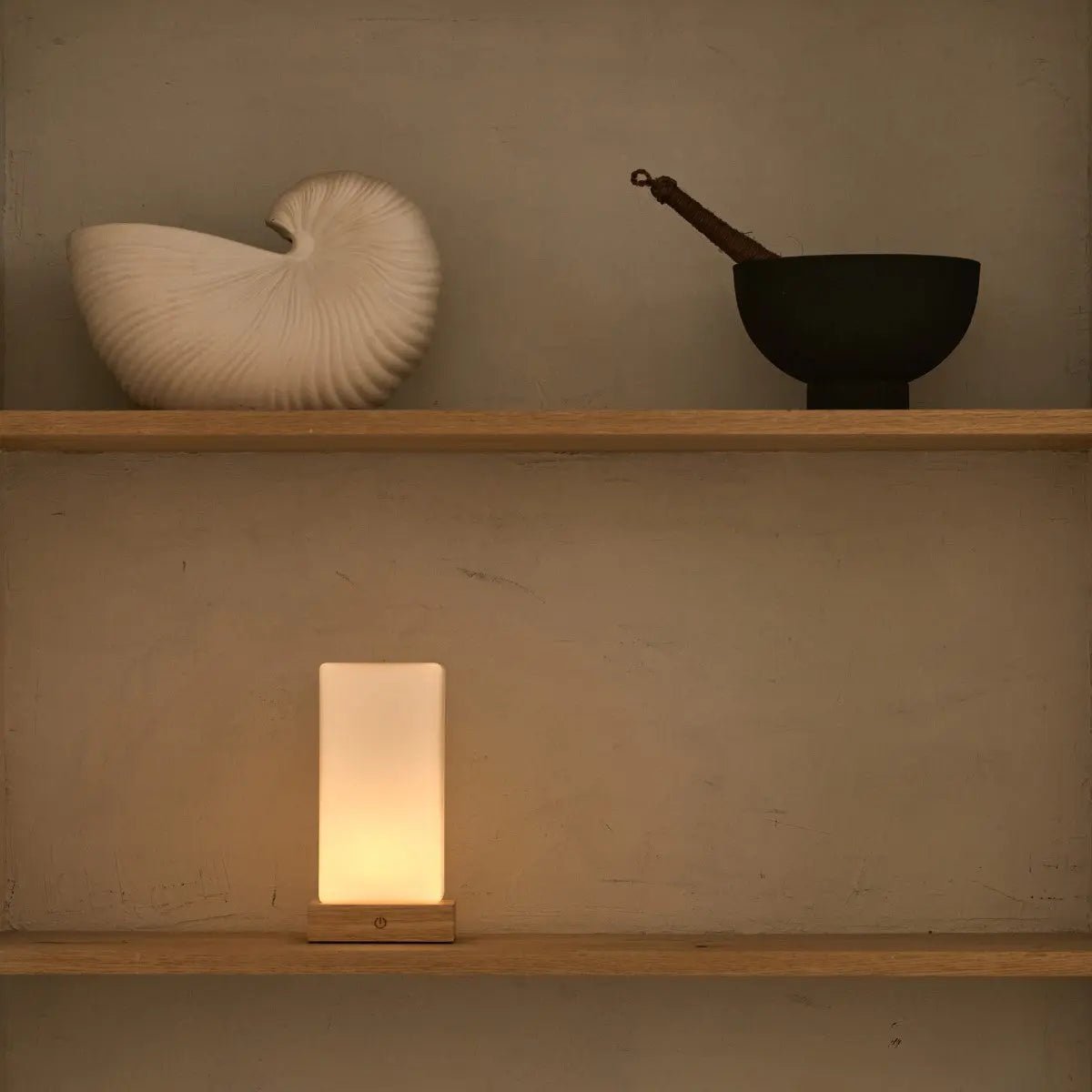 Zayn Oplaadbare Tafellamp – Houten Designlamp met Matglazen Kap