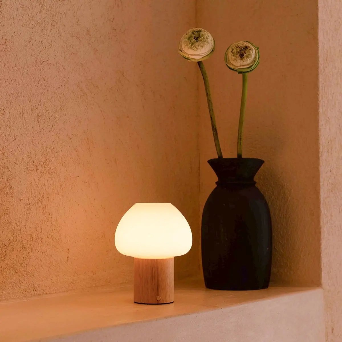 Fynn Lichtbruin Oplaadbare Tafellamp – Rubberhout & Matglas – Draadloos – Dimbaar – IP44