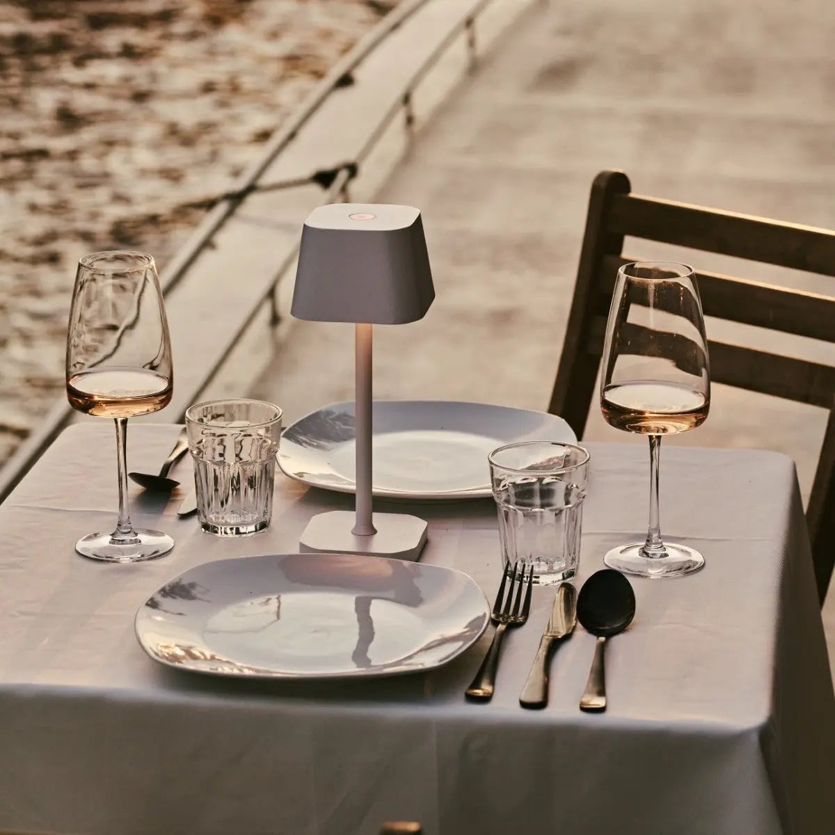 Ava Oplaadbare Tafellamp – Draadloze LED Lamp – Dimbaar – Voor Binnen en Buiten