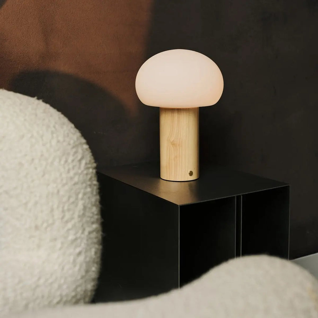 Sam Oplaadbare Tafellamp – Houten Designlamp met Matglazen Kap
