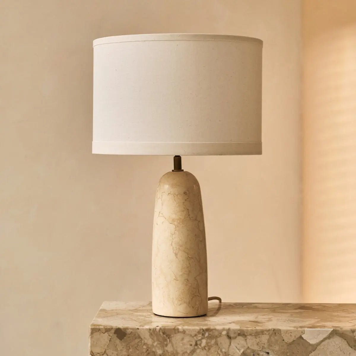 Charlotte Marmeren Tafellamp – Luxe Lamp met Katoenen Lampenkap