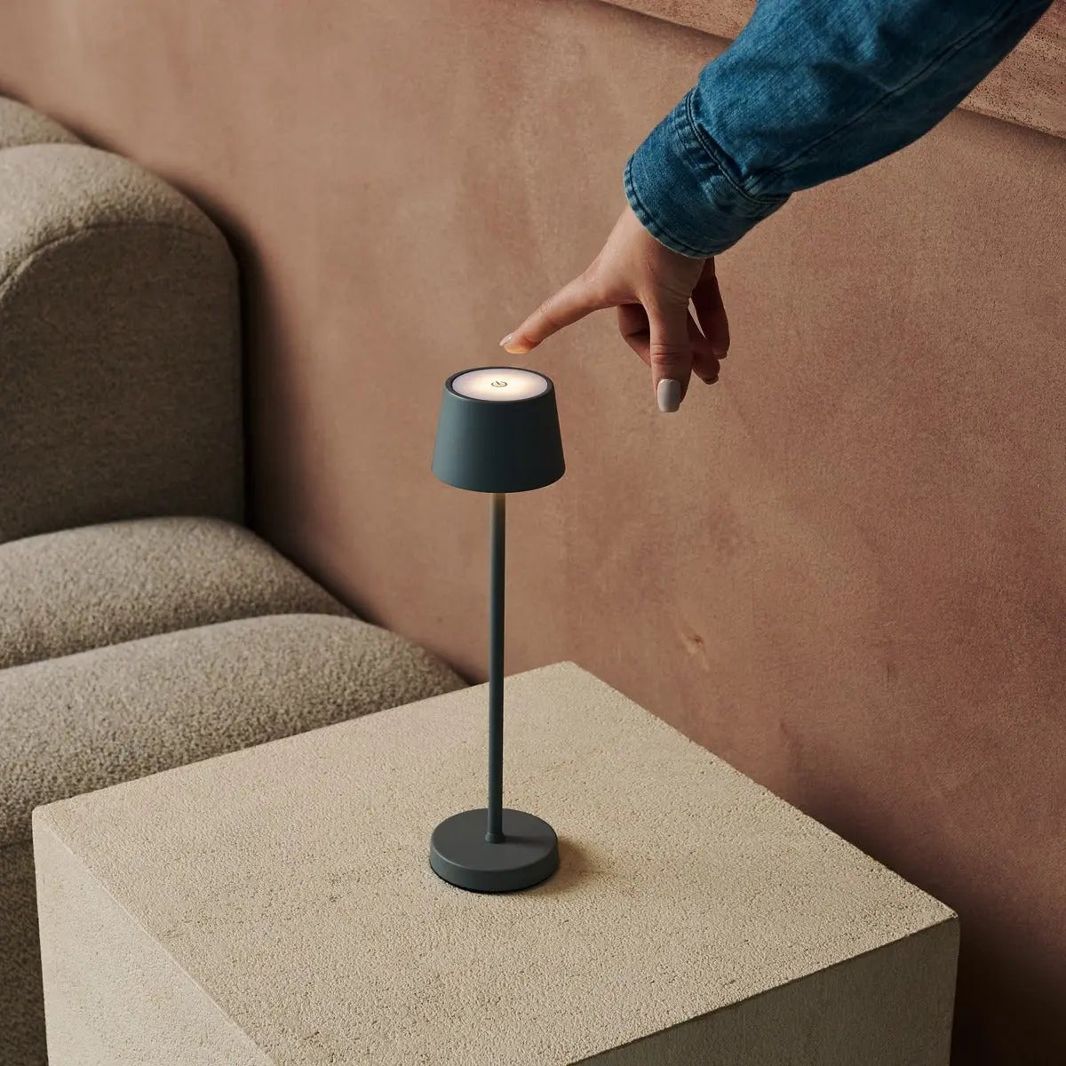 Combiset Professioneel | 8 x Vondel Mini Mouse grijze oplaadbare tafellampen en 1 x Central Station-oplaadstation