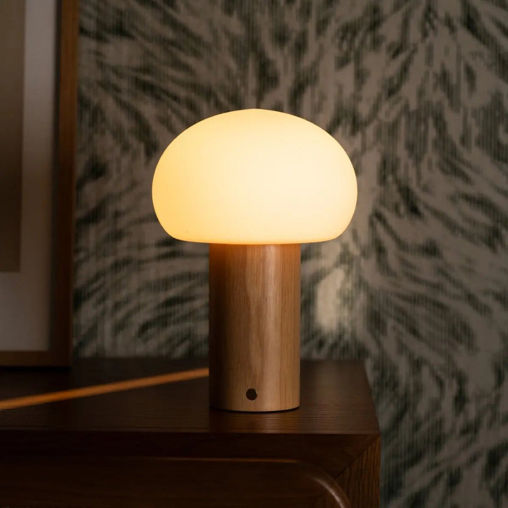 Sam Oplaadbare Tafellamp – Houten Designlamp met Matglazen Kap