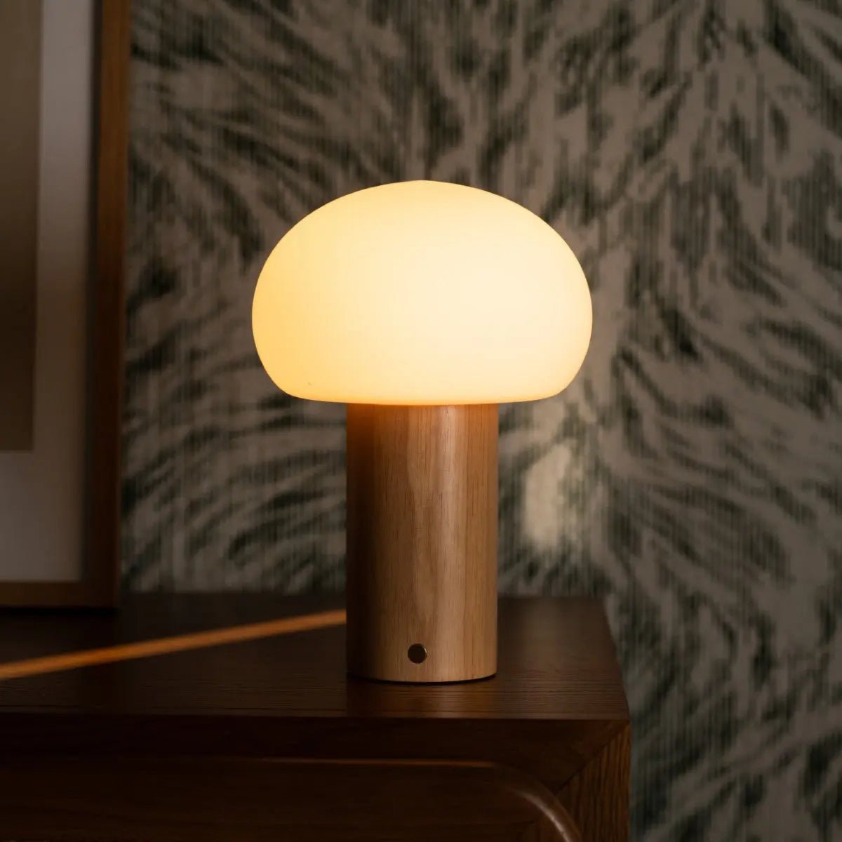 Sam Oplaadbare Tafellamp – Houten Designlamp met Matglazen Kap
