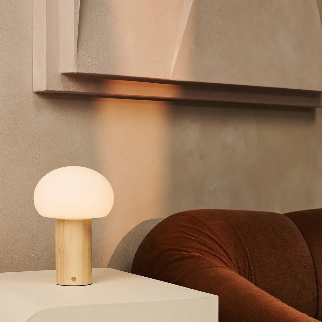 Sam Oplaadbare Tafellamp – Houten Designlamp met Matglazen Kap
