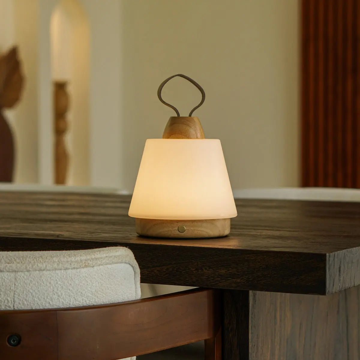 Liv Oplaadbare Tafellamp – Rubberhout, Leer & Polyethyleen – Lichtbruin – Draadloos – Dimbaar – IP44
