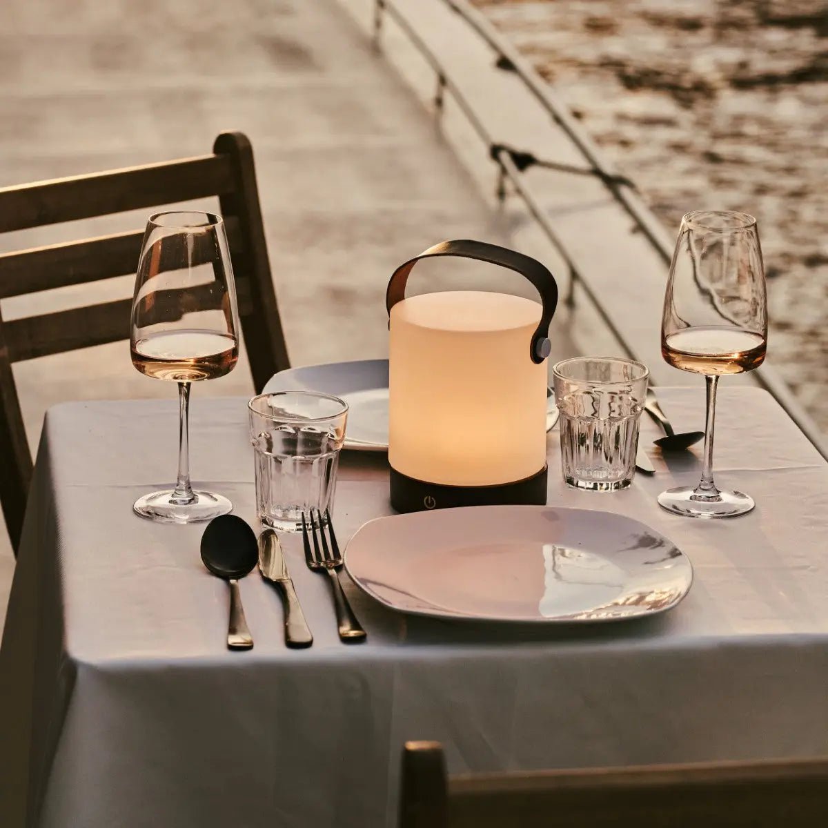 Avery Oplaadbare Tafellamp – Houten Designlamp met Lederen Band