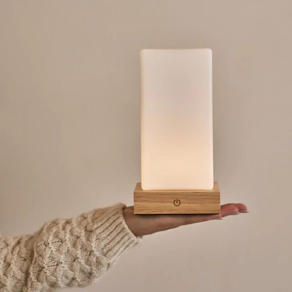 Zayn Oplaadbare Tafellamp – Houten Designlamp met Matglazen Kap