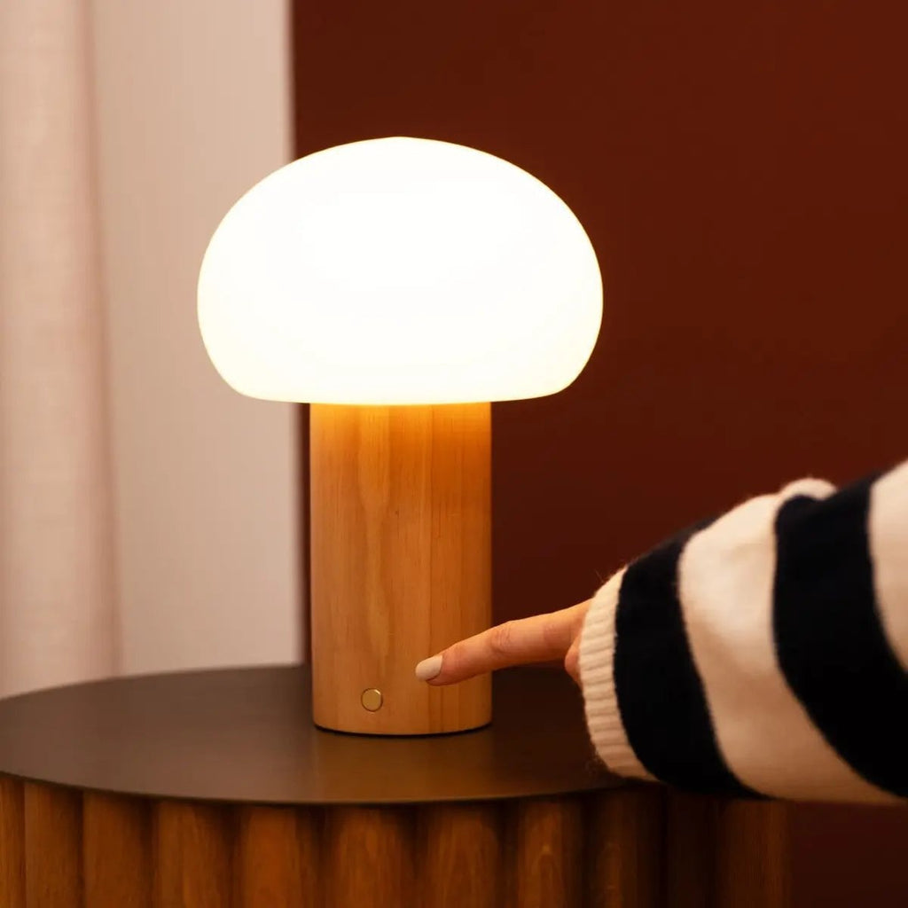 Sam Oplaadbare Tafellamp – Houten Designlamp met Matglazen Kap